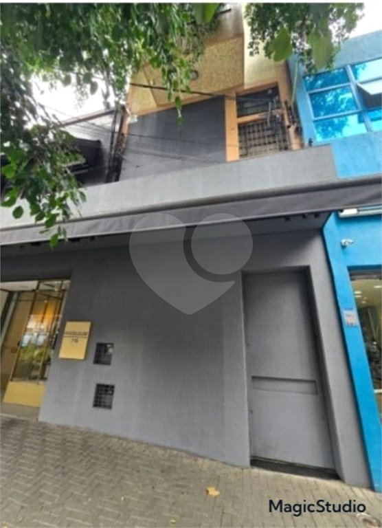 Prédio Comercial com 300m² , 3 pavimentos , refeitório , 2 banheiros , à venda no Brás.