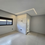Maravilhosa Casa térrea em condomínio fechado no Portal Lamis, com 3 suítes, piscina privativa e persianas elétricas em excelente condomínio com salão de festas, piscina, quadras de tênis, beach tênis e campo de futebol. Vista cinematográfica da Pedra Grande.