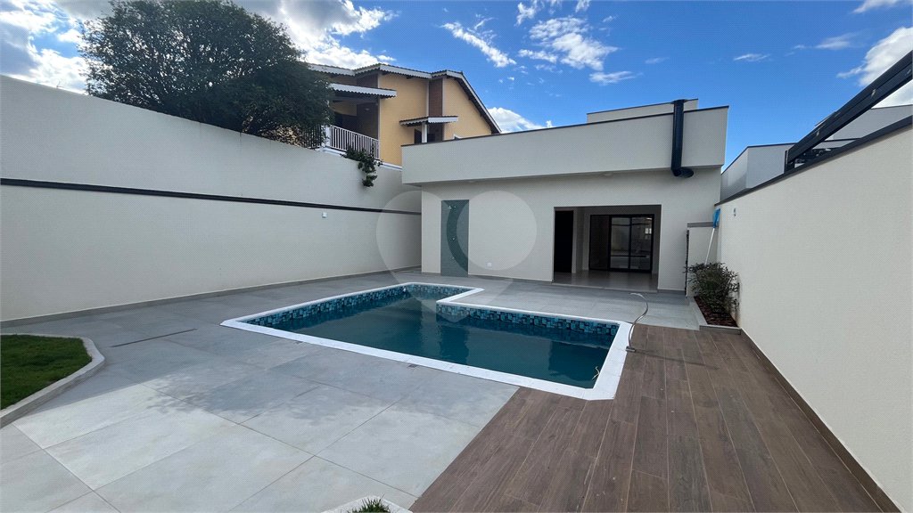 Casa Terrea com 3 suítes a Venda em Atibaia