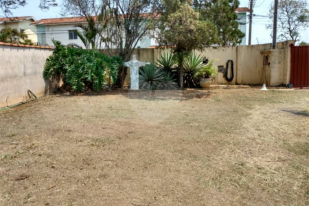 Casa Térrea com 3 dormitórios, sendo 1 suíte.