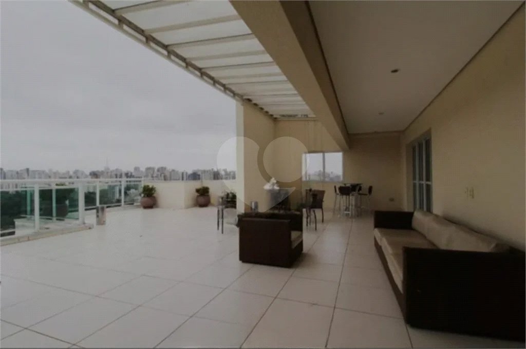 Apartamento com dois dormitórios sendo um climatizado, com duas vagas de garagem.