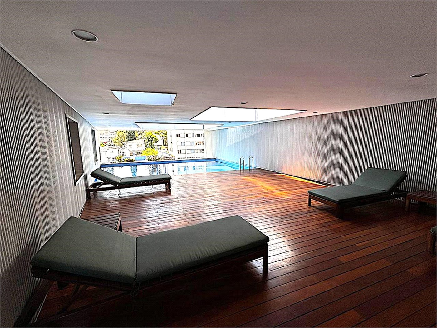 Imóvel 168m² Idea Zarvos com 3 suites, varanda na frente e na suíte, piscina, academia e 3 vagas Vila Madalena.