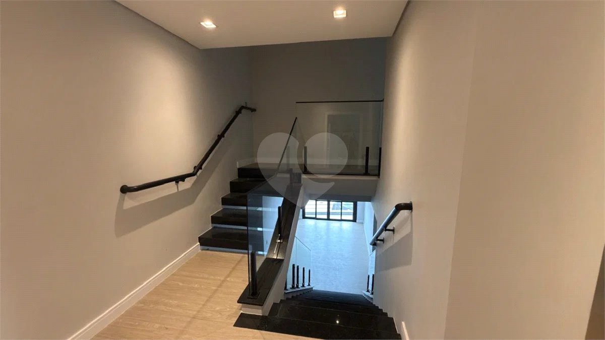 Sobrado de alto padrão no Swiss Park, totalmente reformado, com 4 suítes, piscina, elevador, espaço gourmet, 4 vagas e condomínio com lazer completo.