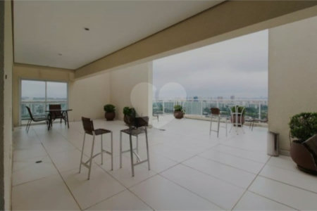 Apartamento com dois dormitórios sendo um climatizado, com duas vagas de garagem.