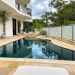Mansão de 800 m² no Swiss Park, em São Bernardo do Campo, com 4 suítes, piscina, área gourmet, sauna e lazer completo em condomínio de alto padrão.
