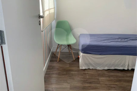 Sobrado com 3 quartos e garagem para 5 veículos.