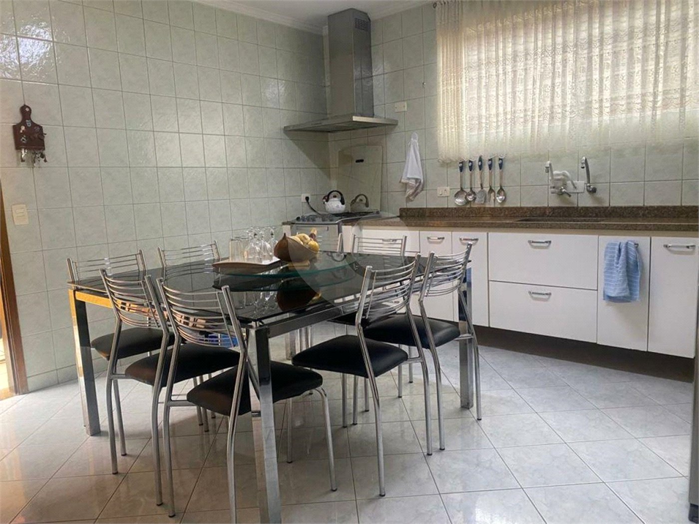 Sobrado à venda com 150 metros de área util e possui 3 dormitórios, sendo 1 suíte.