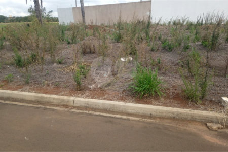 Lote no Jardim do Bosque, aceita financiamento ou aquisição de terreno e construção .