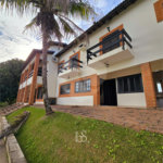 Indaiatuba- Vale das Laranjeiras - Vista dos fundos para o lago - Casa assobradada - 3 pisos, 4 quartos, 2 suítes, uma com hidro ,escritório, sala 3 ambientes, lareira, lavabo,cozinha ampla, despensa, lavanderia, churrasqueira, forno pizza, 6 wcs, piscina, jardim despensa, garagem, segurança