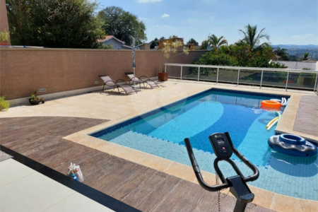 Sobrado com 4 Suítes e Piscina. Travessa da Al. Lucas na Vila Giglio - Atibaia