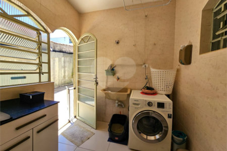 Casa térrea em Atibaia com 3 dormitórios (2 suítes), piscina, espaço gourmet, condomínio fechado