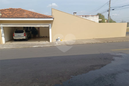 Casa Térrea com dormitórios, sendo 2 suítes.