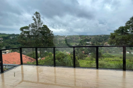 Casa térrea encantadora - Terreno 544m² (17 x 32m), com 198m² no Bairro Estância Brasil - Atibaia