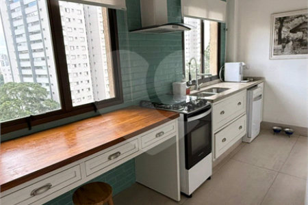 Apartamento de 130 m² com três dormitórios, sendo uma suíte, com armários embutidos, dependências de empregado e lavabo