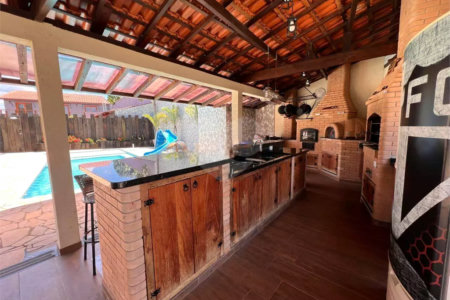 Chácara com excelente infraestrutura, contendo casa com 8 dormitórios, 900 m² de área construída, área total de 3000m², piscina adulto e infantil, churrasqueira, quadra gramada de futebol - Rio Acima - Atibaia/SP 900 m² Área construída 3.000 m² Área do terreno