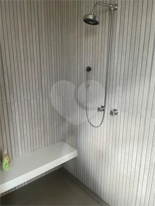 Sobrado no Condomínio Damha II.