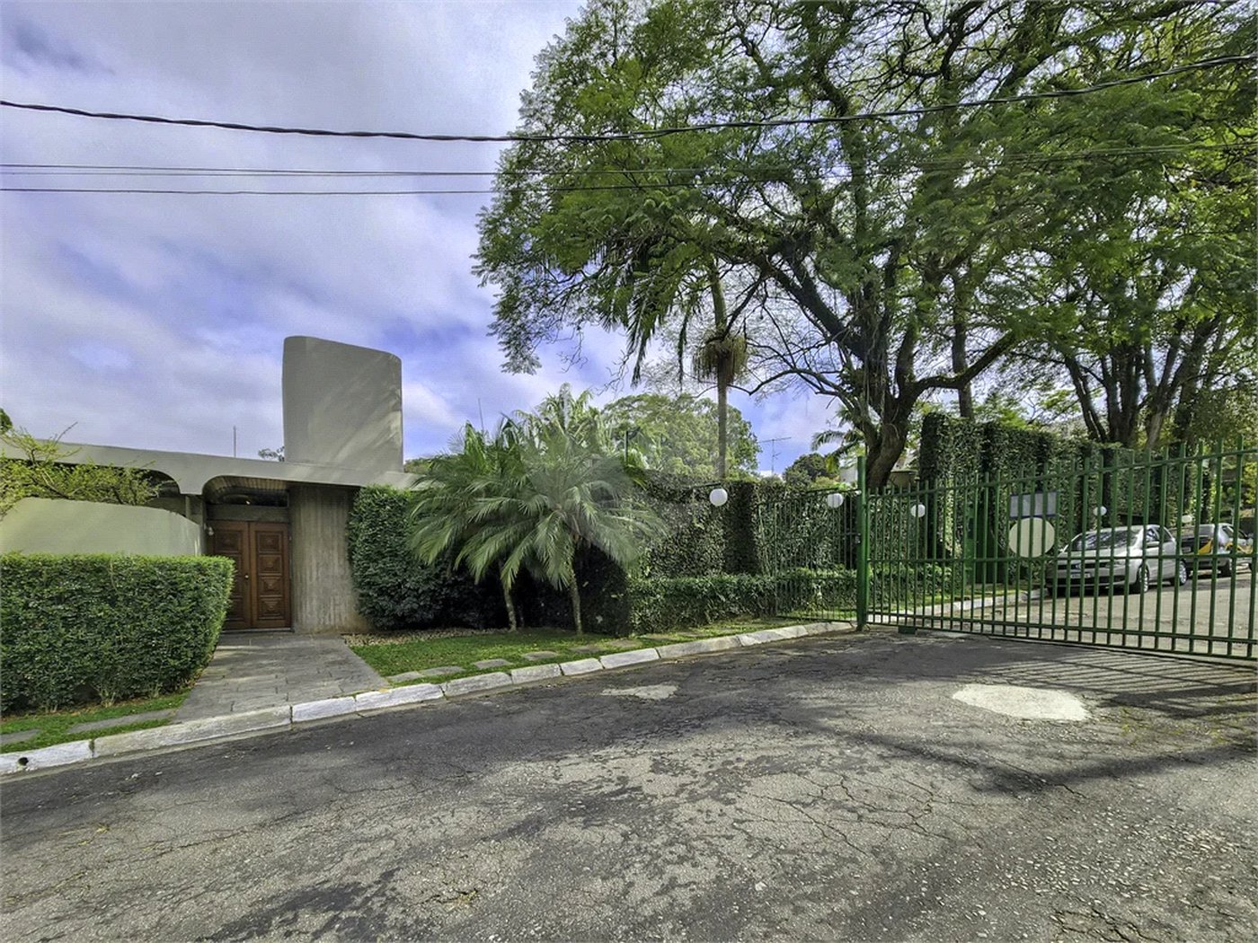 CASA EM RUA FECHADA NA REGIÃO DO MORUMBI / REGIÃO DO CLUBE PAINEIRAS