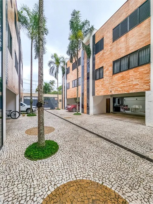 Casa em condomínio à venda na Granja Julieta