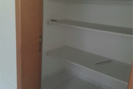 Casa à venda ou para alugar com 4 suítes em Chácaras São Carlos, Cotia, SP