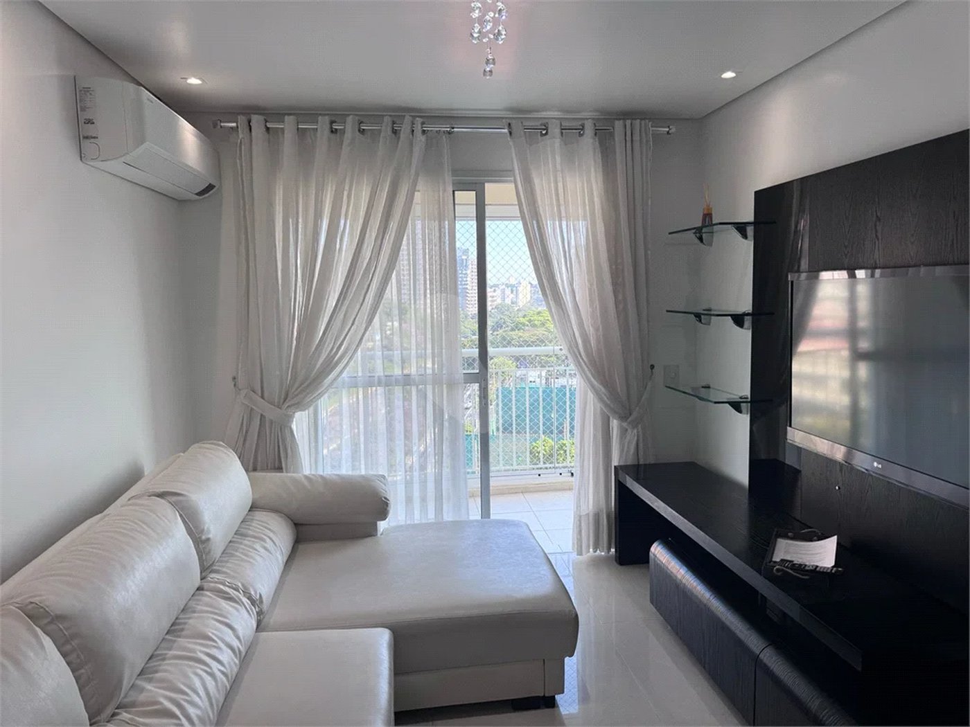 O Seu Apartamento Exclusivo: 74 m² Reformados ao Lado do Ibirapuera!