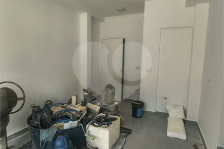 O imóvel possui 20 m² de área útil e 35 m² de área total, sendo uma ótima opção para instalação de escritório, consultório ou atividade comercial.