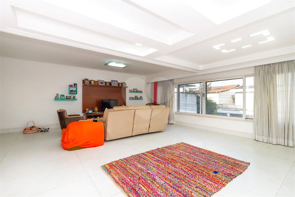 Casa Sobrado à venda com 342 m², 3 dormitórios, sendo 2 suítes, 4 vagas na Vila Mariana - São Paulo.