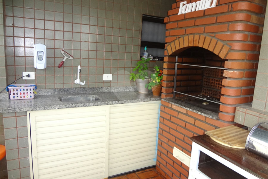 COBERTURA COM PISCINA E CHURRASQUEIRA NA CASA VERDE.