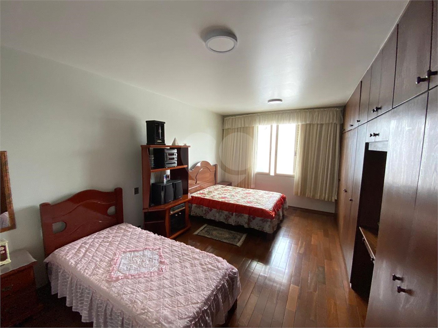 Casa Térrea com 3 suítes, sendo 1 suíte master.