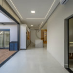 Indaiatuba - SP - Condominio Dona Lucilla - Valor R$2.295.000,00 - 3 suítes + escritório + lavabo - Terreno: 300m2 - Construção: 188m2 - Diferenciais - Móveis planejados no escritório, sala de TV, lavabo, cozinha, área gourmet, lavanderia, banheiros e closet - Ar condicionado em todos os ambie