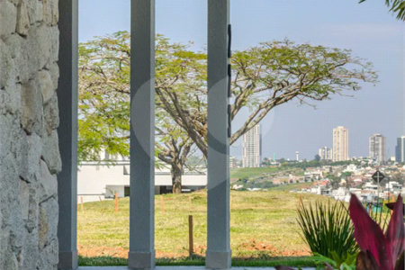 Indaiatuba - Condominio Villa Sapezal - 318 m² de Terreno - 230 m² de Área Construída - 3 suítes, sendo 1 Master com closet planejado - Sala de TV - Sala de estar integrada à Sala de jantar - Cozinha com móveis planejados - Despensa - Escritório planejado - Lavabo - Piscina com preparação para aquec