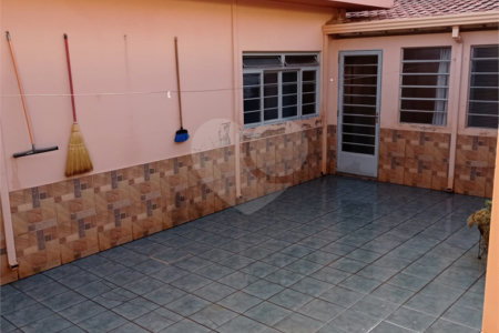 Linda casa no centro com 3 quartos.