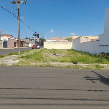 Terreno plano com boa localização no Cruzeiro do Sul .