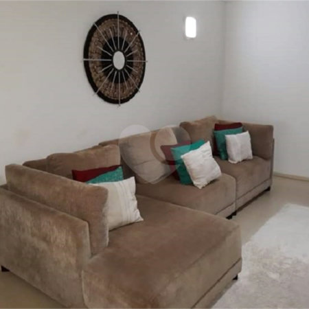 Casa Térrea com dormitórios, sendo 2 suítes.