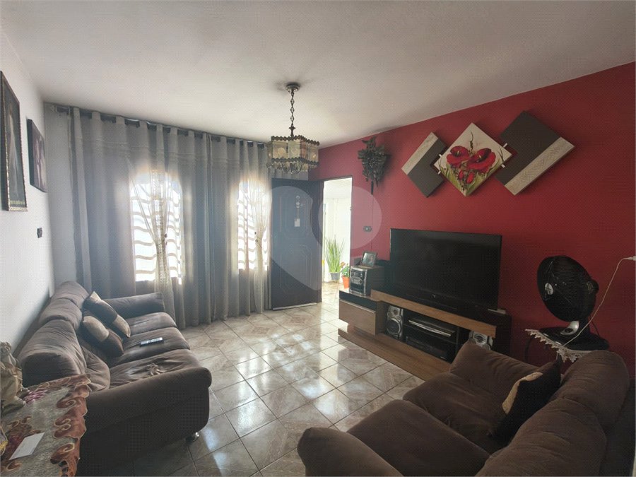 Linda Casa com Comercio ao lado independente.