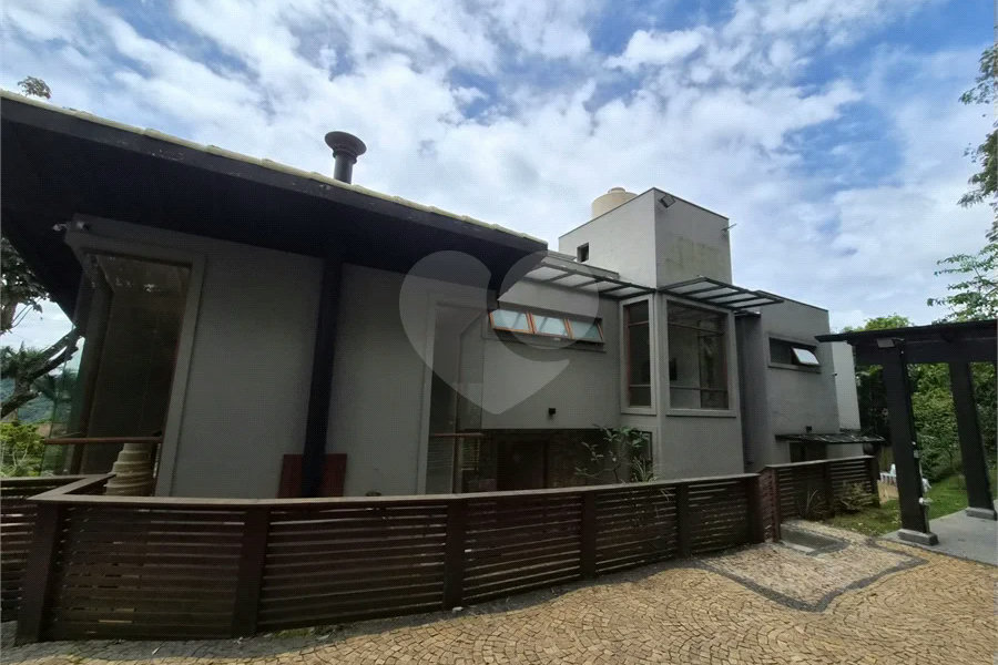 Casa em Condomínio de Alto Padrão no Suíça da Cantareira.