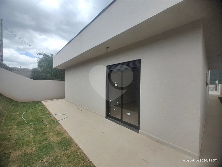 Casa exclusiva em Atibaia de alto padrão com 3 suítes, piscina, espaço gourmet, condomínio fechado, aceita financiamento