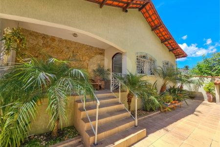 Casa térrea em Atibaia com 3 dormitórios (2 suítes), piscina, espaço gourmet, condomínio fechado