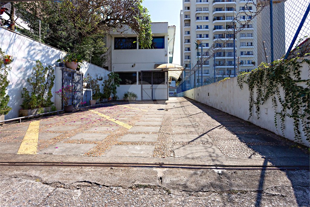 Sobrado à venda com 10 quartos em Campo Belo, São Paulo, SP