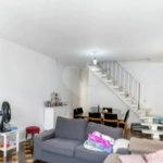 Sua oportunidade única na Vila Gumercindo! Casa espaçosa de 257m² com 4 dormitórios (sendo 2 suítes), 2 vagas de garagem e excelente localização, venda.