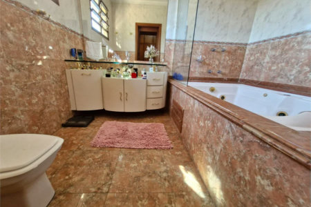 Casa à venda com 4 suítes no condomínio Villa Viana II, Cotia - SP