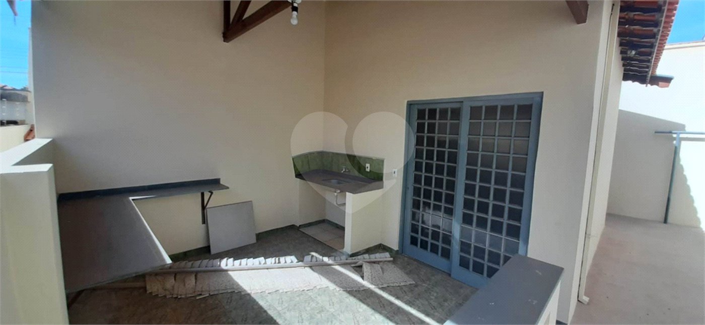 Casa térrea para venda, com 3 dormitórios, sendo 1 suíte.