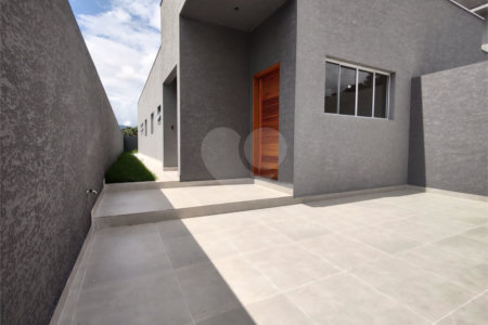 Casa térrea em Atibaia com 3 suítes, sala 2 ambientes, 2 vagas garagem, excelente localização, pronta para morar