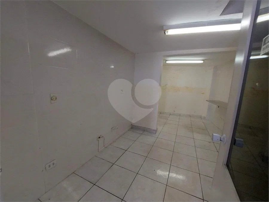 GALPÃO COMERCIAL DE 220,0 M² COM 02 BANHEIROS, COPA COM REFEITORIO, MEZANINO E VAGA DE GARAGEM PARA LOCAÇÃO NA LAPA
