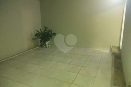 Casa térrea com 2 dormitórios.