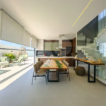 Indaiatuba - Condominio Villa Sapezal - 318 m² de Terreno - 230 m² de Área Construída - 3 suítes, sendo 1 Master com closet planejado - Sala de TV - Sala de estar integrada à Sala de jantar - Cozinha com móveis planejados - Despensa - Escritório planejado - Lavabo - Piscina com preparação para aquec