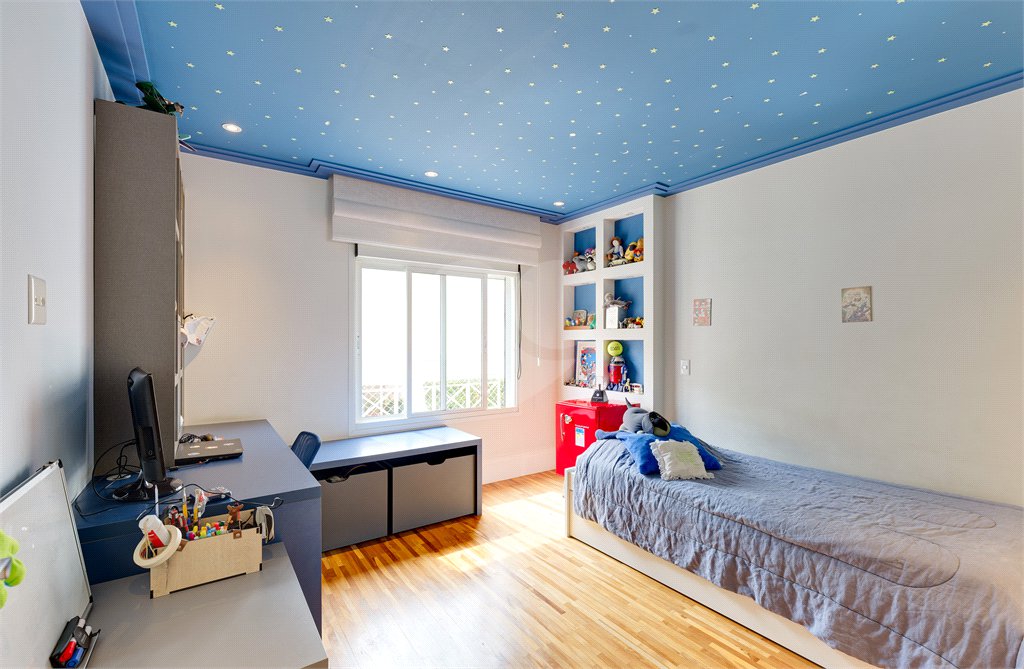 Casa à venda com 4 quartos, sendo 2 suítes, no condomínio Bristol Village, São Paulo - SP