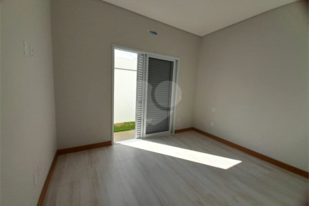 Belíssima Casa à Venda no Condomínio Damha IV
