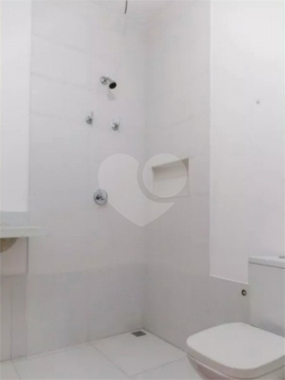 Sua oportunidade única na Vila Gumercindo! Casa espaçosa de 257m² com 4 dormitórios (sendo 2 suítes), 2 vagas de garagem e excelente localização, venda.