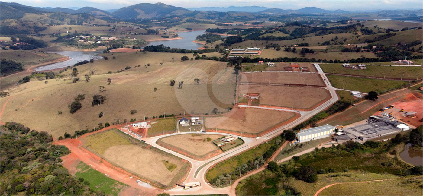 Terreno em Joanópolis com 1.000 metros, condomínio fechado com portaria e segurança, pronto para construir
