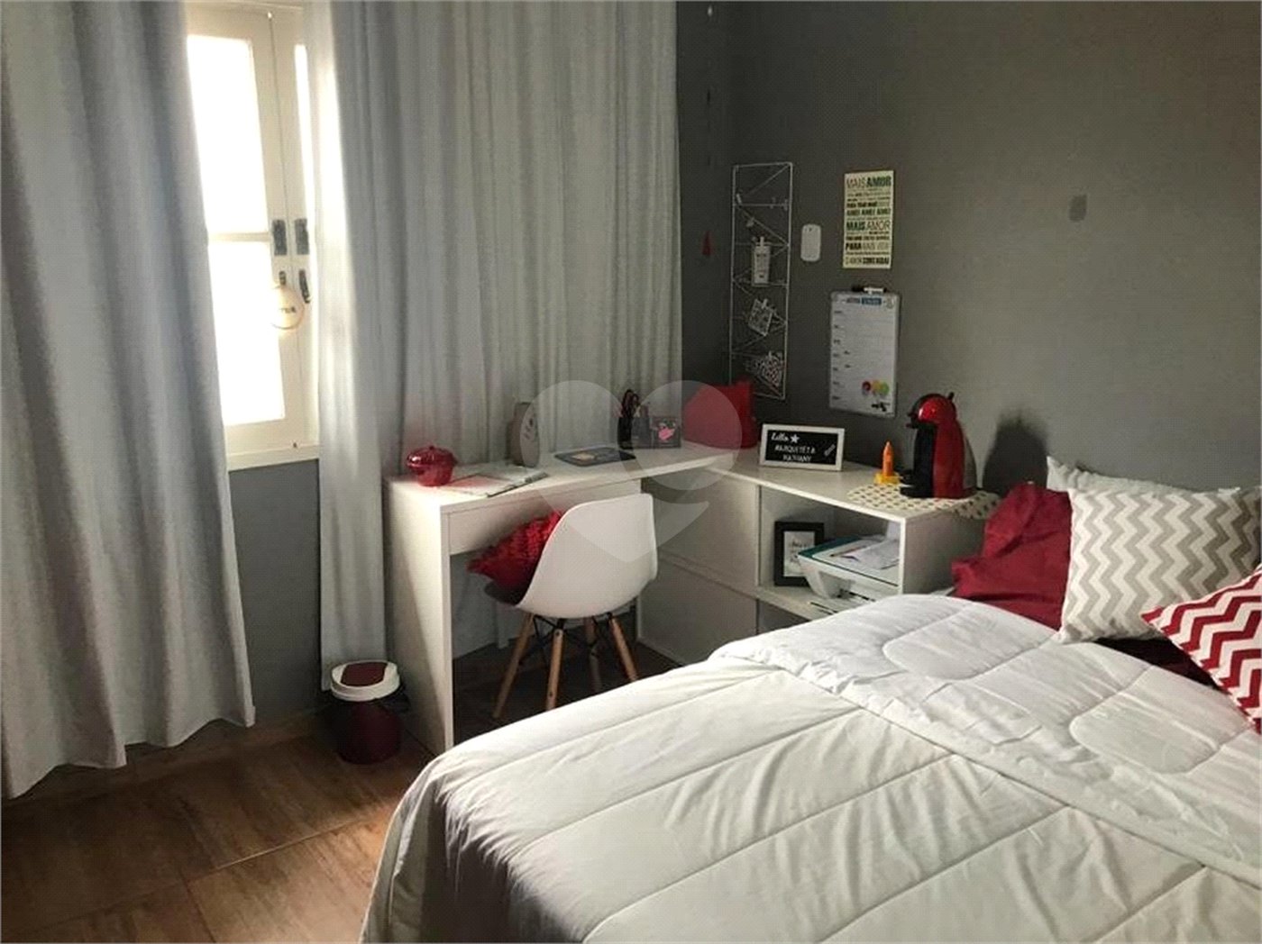 Casa com 202m² , 4 dormitórios , sendo 1 suíte , 3 vagas de garagem.